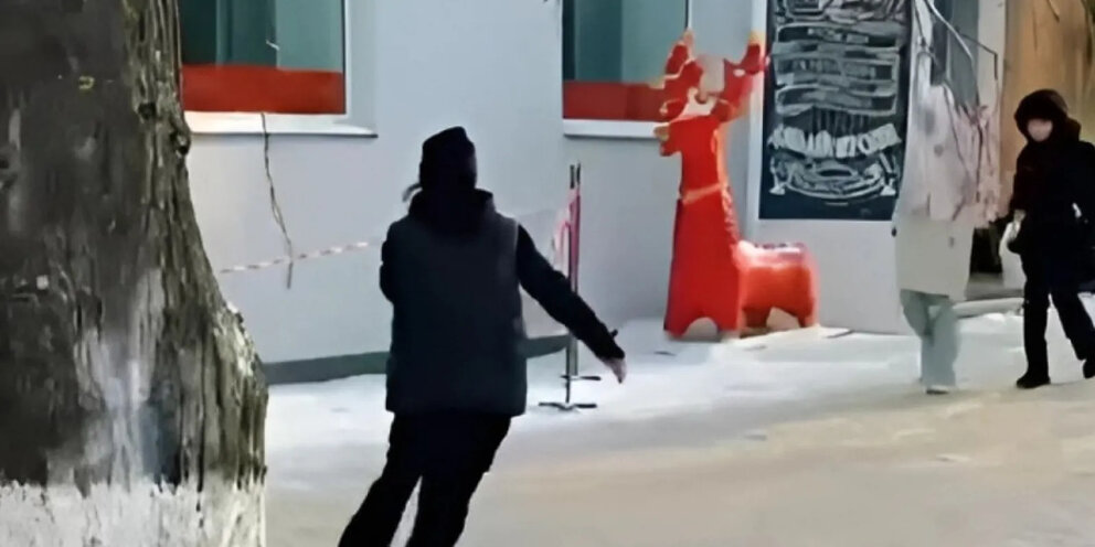 парк валентины терешковой челябинск каток. сегодня можно кататься на коньках. каток у башни исеть екатеринбург. катание на коньках. сегодня можно кататься на коньках.