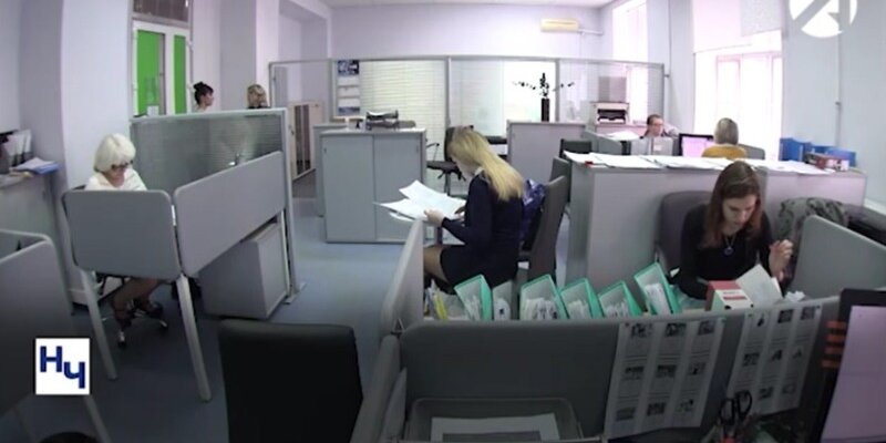 Администратор астрахань. Работа помощник астрахань. Зал исландии депутатов. Сотрудники в думе. Помощник президента по астраханской.