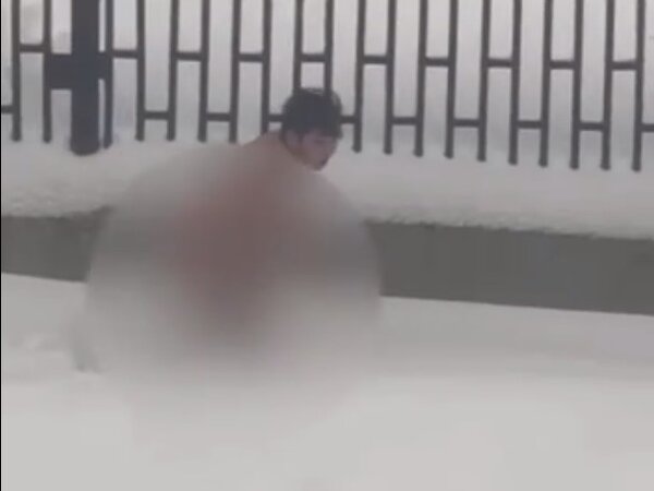 смешные детские площадки. извращенец на детской площадке. фотосессия на детской площадке. смешные детские площадки. школьники на детской площадке.