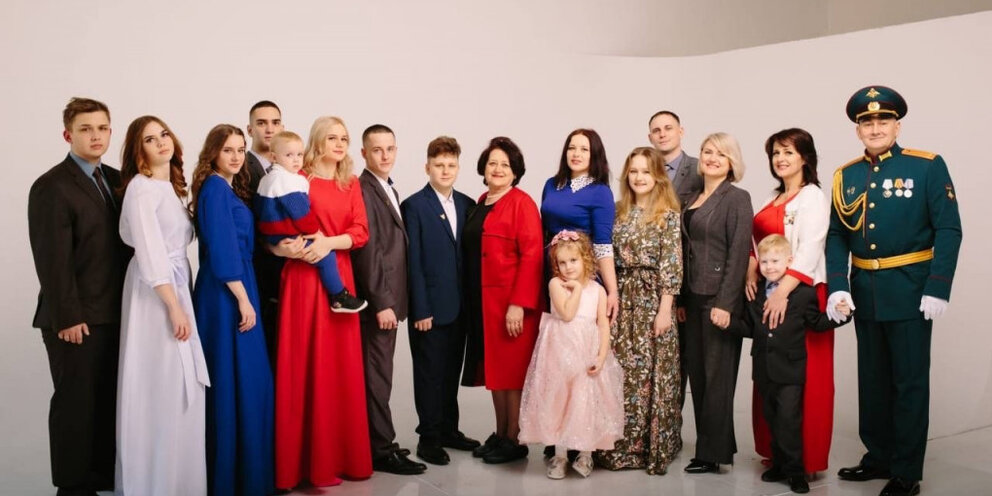 Мужчина в деревне. Уехать в деревню. Женщина с чемоданом в деревне. Фотосессия на даче в деревне. Заброшеные деревни.