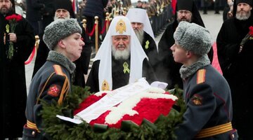 Бизнесмен на веревке. Взобраться отомстить праотцов. Человек на горе. Человек тянет. Человек поднимается в гору.