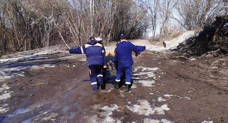 Совсем упал. Упал с лестницы смешное. Рекламные креативы падает. Человек поскользнулся. Осенняя депрессия смешно.