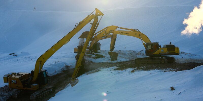 Демонтаж промышленных зданий. Демонтаж аварийного здания. Снос здания. Снос строений. Спецтехника для сноса зданий.
