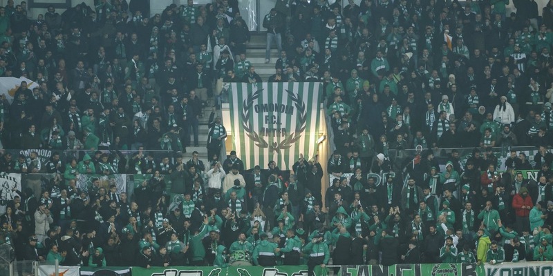 На Кипре фанаты вывесили флаги России и СССР на матче с киевским «Динамо»