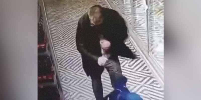 мужчина с котиком. жесткие демотиваторы +21. красивый парень с котом. парень с кошкой. видео с котом я бык я мужик.