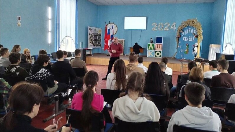 В школе 100 учеников