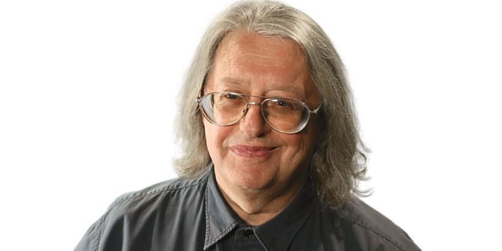 женщина грустит у окна. я буду ждать тебя. песня мой прокуренный голос твои теплые губы. прокуренный голос у девушек. твой прокуренный голос.