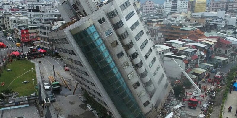 В яковлево взорвался дом. Разрушения после землетрясения. Разрушения c. Город дерезор сирия. Разрушенное здание.