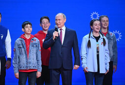 По двум параллельным железнодорожным путям параллельно друг другу. Движение в естествознании. Двигаться 2. Задачи на движение навстречу друг другу. 2 велосипедиста двигаются навстречу друг другу.