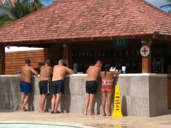 типичный русский турист. туристы в тюмени. туристы из россии. туристы в крыму. российские туристы в турции.