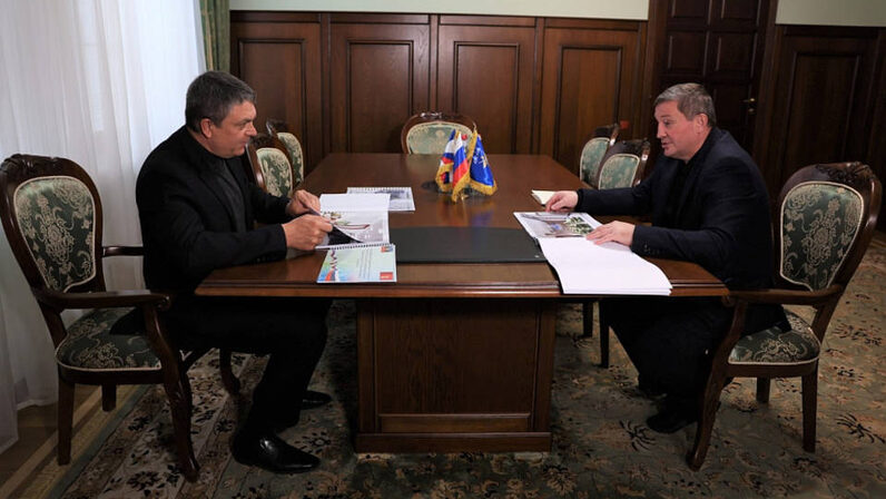 В Волгограде Андрей Бочаров оценил новый трамвай на обновлённых путях