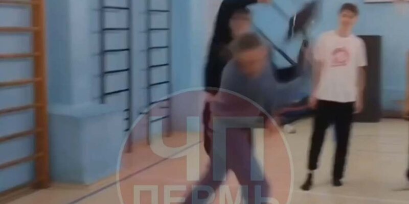 Видео учеников их учителей. Учительница с детьми. Конфликт учитель учитель. Учитель над учеником. Видео учеников их учителей.