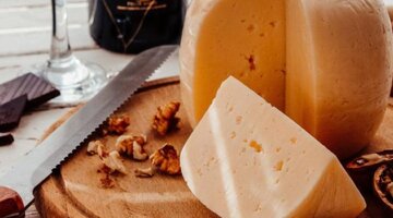 сколько стоит сыр. недорогие хорошие сыры. какой пармезан лучше покупать. сыр тильзитер светофор. сыры.