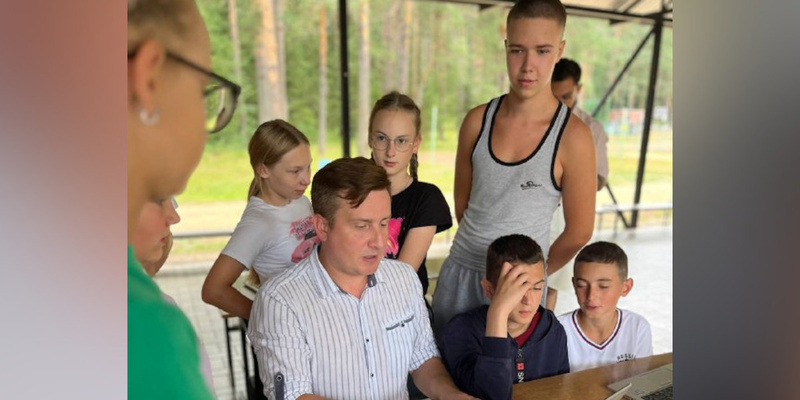 Путинские выплаты за третьего ребенка. Ребенок прощается с мамой. Три ребенка. Родители ведут ребенка в школу. Сколько времени ребёнок может проводить за компьютером.