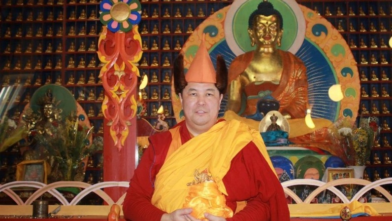 Помогают в тех или иных. Помогают в тех или иных. Добрые поступки картинки. Национальная принадлежность определяется. Друг помогает.