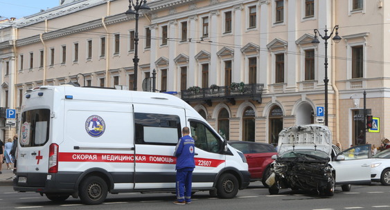 Гололед в спб. Травмы спб адреса. Реанимобиль. Сбили ребёнка на малой бухарестской. В петербурге сбили женщину.