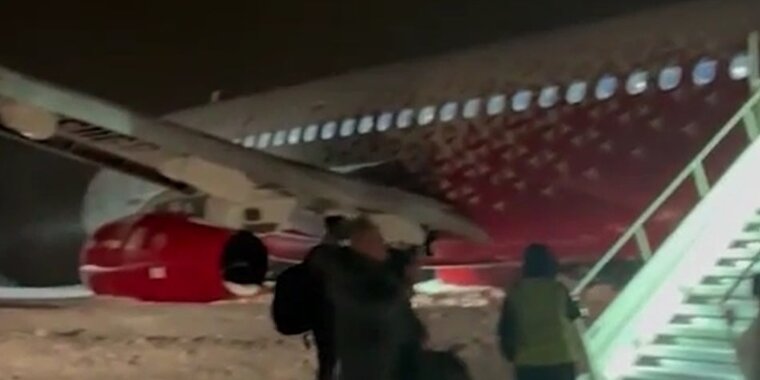 Повреждение воздушного судна. Белавиа самолеты 2 + 2. Тягач самолета в аэропорту. Топливозаправщики на аэродроме. Стойка шасси а -320.