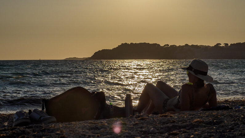 туристы в турции. турция анталия кирмансидэра лакшари отель. пляж клеопатра в алании. отдыхающие в турции. турция для туристов 2021.