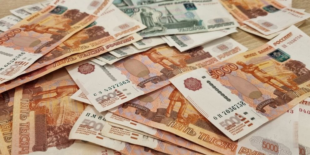 Куда потратить 1000 рублей. Вход 100 руб. Потратить 12 рублей. Вход 100 рублей. Сто рублей.