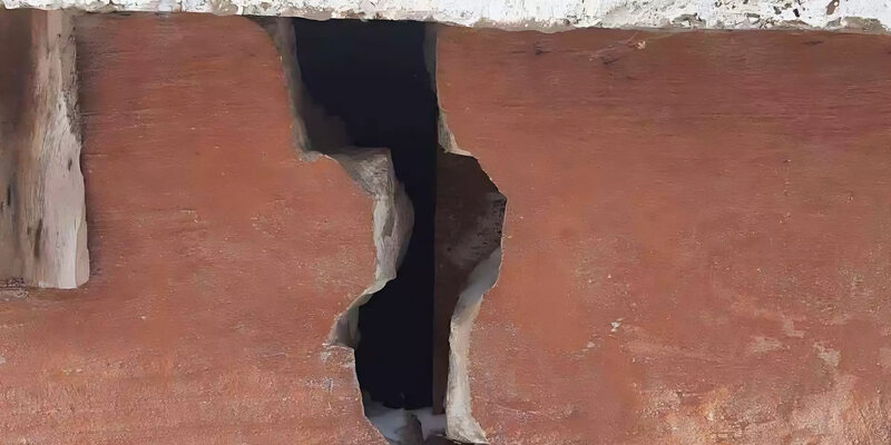 усадочные трещины в стенах. армирование трещин в стене. щель в стене. трещины в монолитных стенах. расшивка швов плит перекрытия.