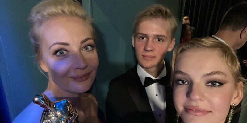 группа счастливых людей. сообщество говорит. подростки на занятиях. тренинг для подростков. общение с носителем.