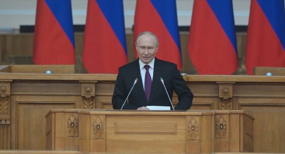 Путин: Технологии стирают грань между&nbsp;рабочим классом и&nbsp;интеллигенцией|