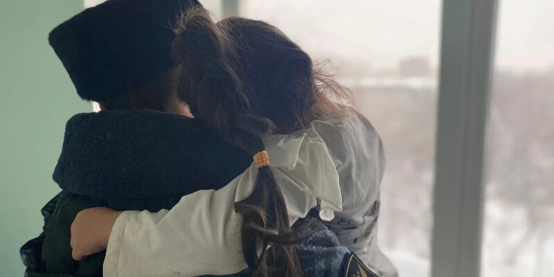 ахмат сила россия мощь. боец спецназа. спецназ россии. полтавченко ахмат сила. солдат обнимает ребенка.