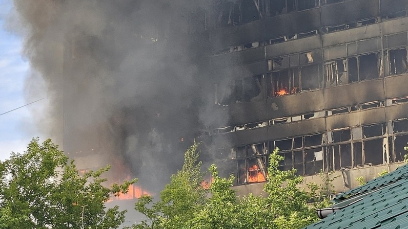 Угроза обрушений при возгорании в здании во Фрязино затрудняет работу внутри