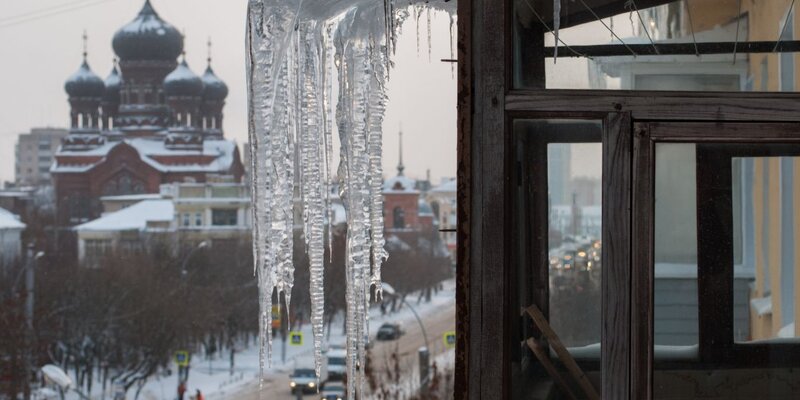 Крышу упала сосулька