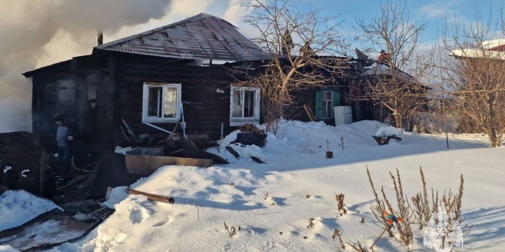 жуткие заброшенные места. нежилой дом зимой. найти вещи хозяина в обвалившейся деревне true. аварийные дома на улице перспективной. заброшенная комната.