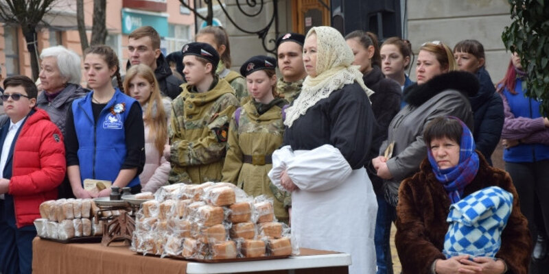 Блокадный хлеб карточка. Самая низкая выдача хлеба. Блокада ленинграда норма выдачи хлеба. Норма хлеба в блокаду. Норма хлеба в блокадном ленинграде.