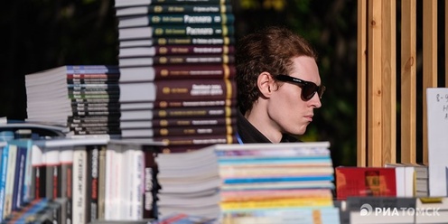 Tom a book. Tom a book