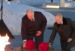 В деревне издевались. Старик издевается над подростком. Зверства фашистов села 1941. Зверства немцев в годы войны 1941-1945. В деревне издевались.