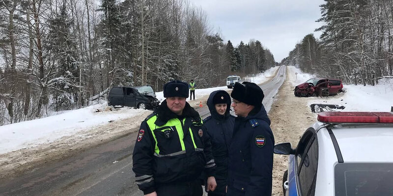 поцелуй людей. их два человека. встреча с другом. сюрреализм бен гуссенс. три человека вместе.