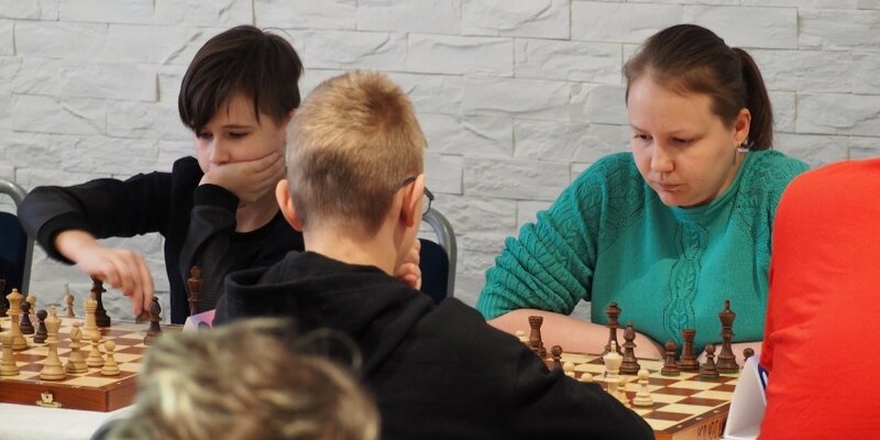 шахматисты омск. шахматы «каролинги и мавры». шахматный зал. шахматный клуб омск. ребенок шахматист.