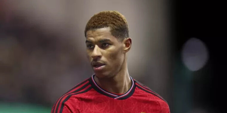 парень выпивает. шампанское и фрукты в номере. аромат для гостиниц. в нашем номере в гостинице пахнет алкоголем. алкоголь и вода.