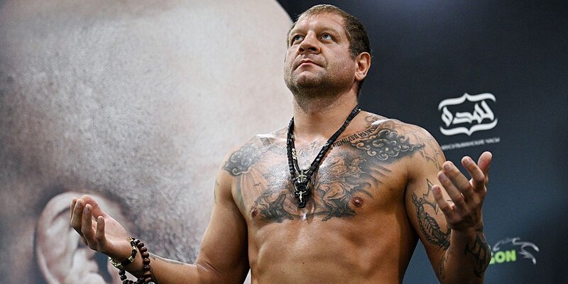 развод с женой по исламу. как принять ислам мужчине. ислам мусульмане. мужчина молится ислам. как мусульманин становится мужчиной.