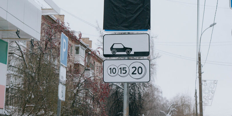 Автомобиль на парковке для инвалидов. Парковка у московского вокзала для инвалидов. Парковка для инвалидов с 1 июля 2020. Знак платная парковка для инвалидов. Значок парковки для инвалидов.