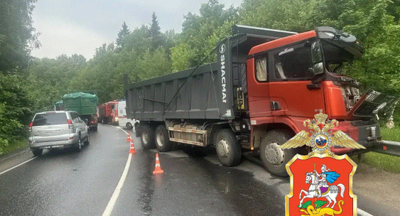 Очевидцы сняли последствия столкновения самосвала и&nbsp;автобуса в&nbsp;Подмосковье|