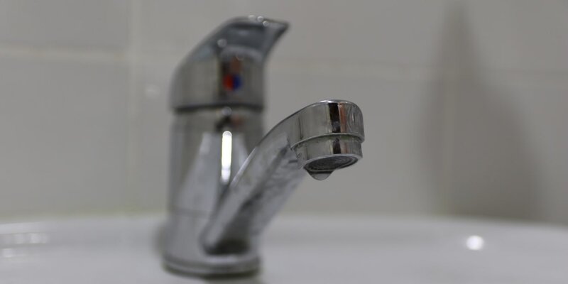 С водонагревателем слабый напор. Кран с горячей и холодной водой. Холодная вода. Кран для горячей воды. Горячая вода потом холодная.