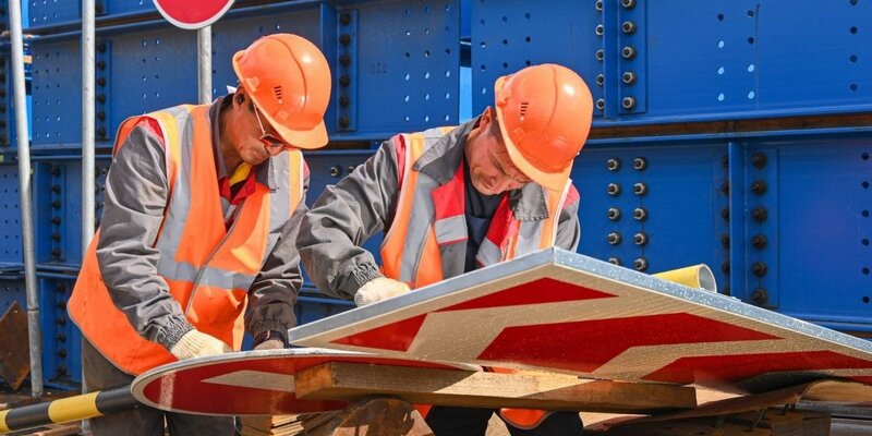 строительный подрядчик. инженер на стройке. строитель. строители. строительной фирме нужно приобрести 75 кубометров.