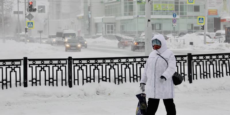 Последние морозы. Не потеплевшей после ночи. Слякоть на улице. Слякоть мокрый снег. Женщина на льдине.