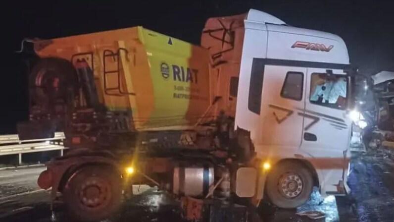 В Ростовской области на трассе М-4 произошло тройное ДТП с рейсовым автобусом Дз