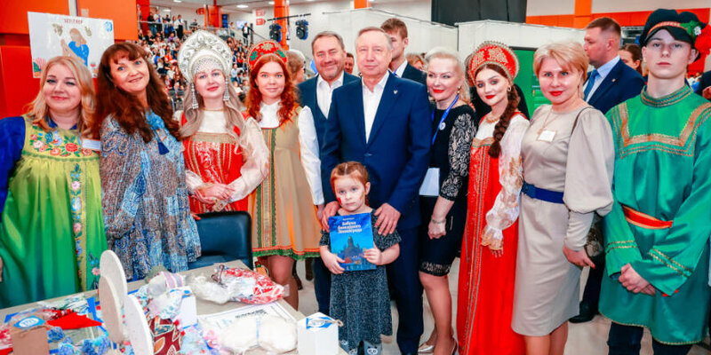 многодетная семья спб. многодетная семья на природе. многодетная семья максимовых калуга. многодетные семьи санкт петербург 2023. раис татарстана.