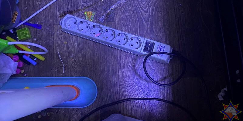 Burn bed. Подожгла кровать в сериале. Горящая кровать в поле. Burn bed. Неосторожное обращение с огнем.