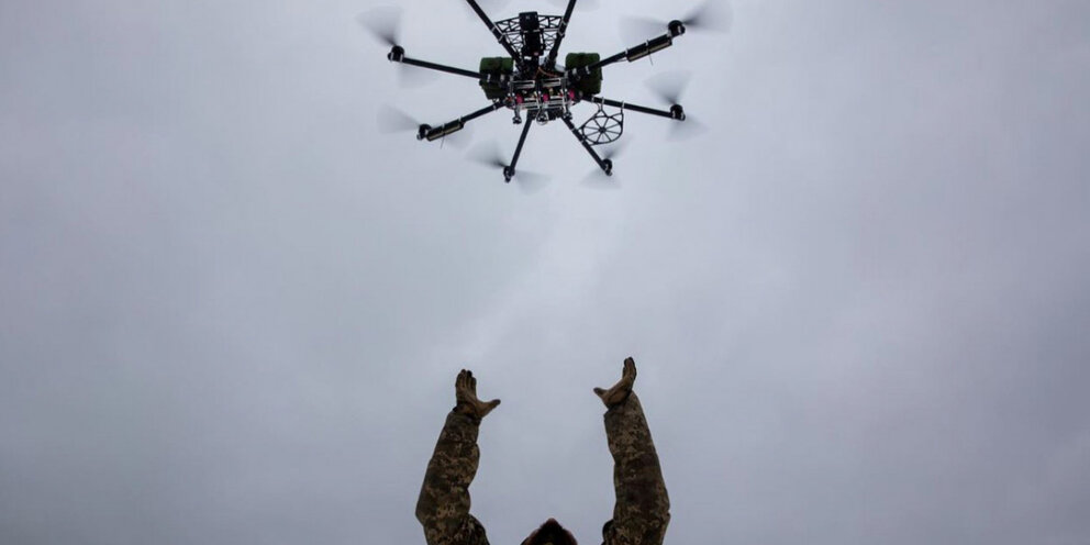 Fpv дрон самосбор. Атака fpv дрона. Синематик дрон fpv. Атака fpv дрона. Подставка для квадрокоптера dji fpv tabletop.