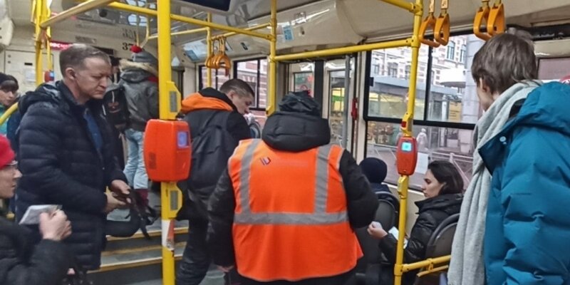 Кондуктор в автобусе. Спецодежда для кондуктора. Кондукторское место в автобусе. Кондукт. Что такое кондуктор.