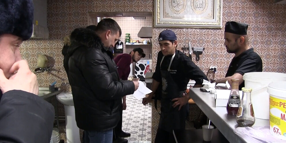 Ранее судимый совершил кражу. Зеленчукский районный суд вынес приговор сбытчикам оружия. Незаконно осудили. Незаконно осужденные в россии. Уголовная ответственность за вандализм.