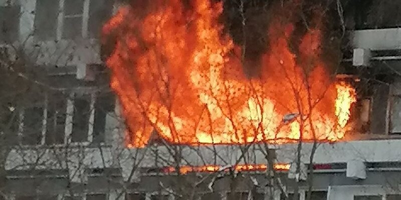 Пожар в бизнес центре в москве 2010. Здание горит. Многоэтажки москвы. Пожар в квартире. Горит дом на севере москвы.