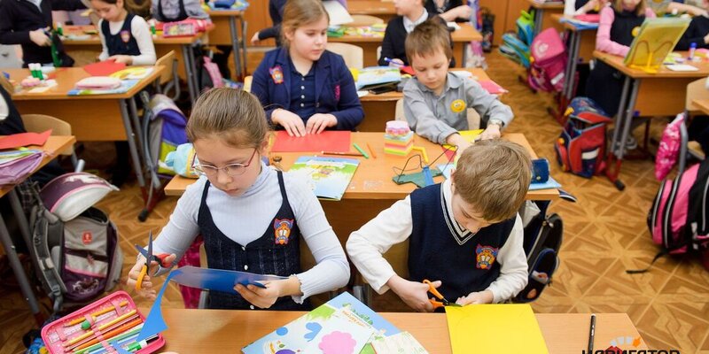 Первое сентября. 1 сентября. 1 сентября день знаний. Школьники 1 сентября. Цветы учителю на 1 сентября.